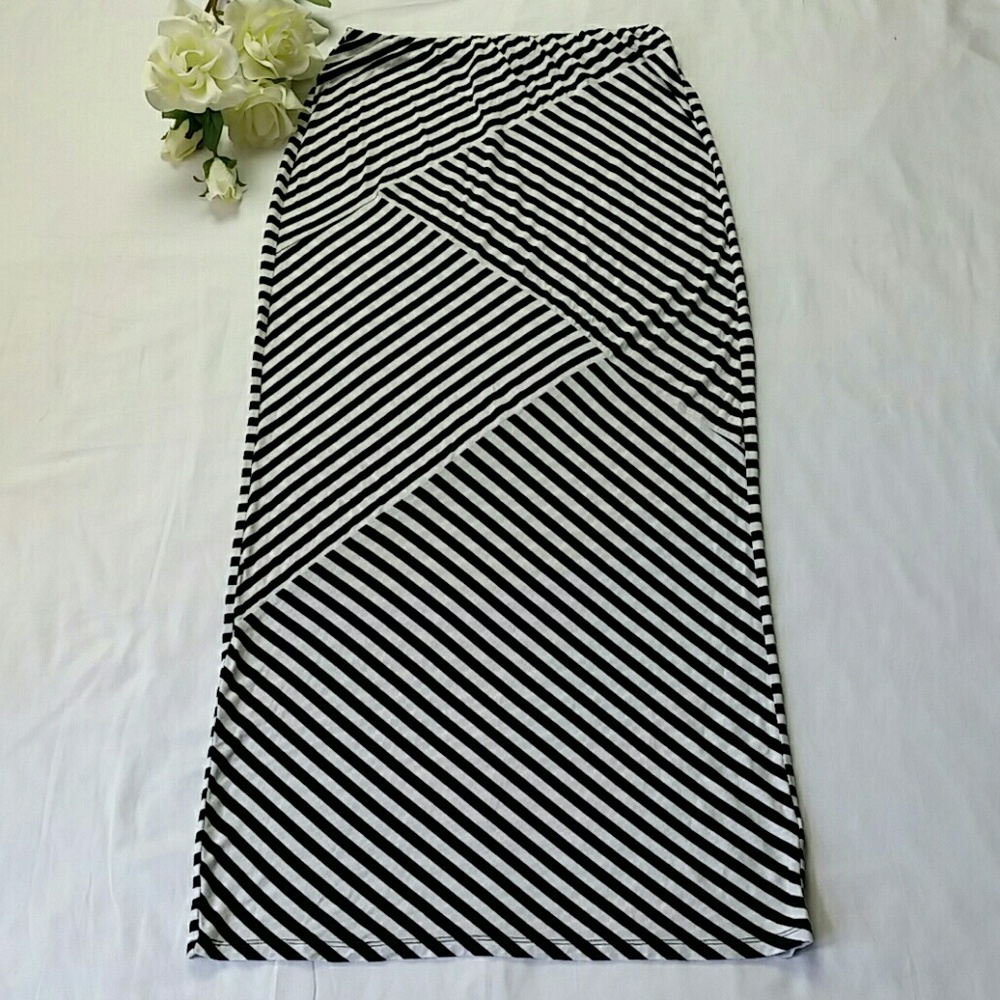 Massie maxi skirt black/white strips size SP